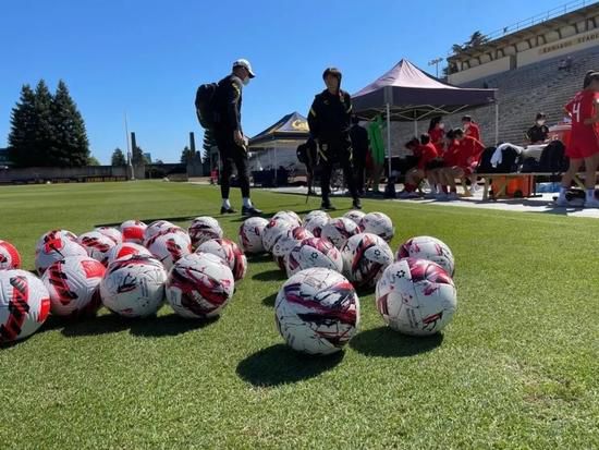 意媒Calciomercato消息，罗马正在转会市场上寻找中后卫引援，他们与博努奇的谈判已经进入后期阶段。